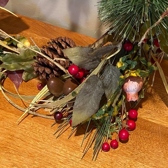 Gorgeous Natural Looking Christmas Holiday Door Wreath Pine Berries Pine Cones - Picture 5 of 5